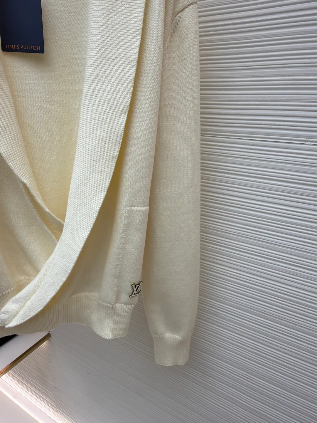 LOUIS VUITTON letter logo V-neck shawl long cardigan ●Original version: purchased and developed in 19939 ●Item number: 1681092-A95 ●Fabric: wool blended fabric ●Technology: knitted ●Version: Loose version ●Weight: about 740 grams ●Size: S-M-L-XL ●Description: Made of 55% wool and 45% cotton. This style is a blended fabric. Both materials have their own advantages. Wool can provide effective warmth retention, while cotton can make it more three-dimensional. The logo on the lower left is electroplated with stainless steel material, and the original mold is made to order in 1:1 size. Silver inlaid decoration and rubber filling inside. The bottom steel plate is customized. The lower right button is made of natural mother-of-pearl and hand-sewn. This pullover continues the pastel tones of the 2025 spring and summer show, incorporating wool blended wool knitting to create a chic and fashionable effect. The lightweight design is perfect for spring and adds a sophisticated touch to everyday looks. The overall wiring is straight and delicate, the fabric is comfortable and soft, and the color is consistent without color difference. It can be matched with the same style to create a fashionable look and control various occasions. Customized accessories, complete with three standards, same style for men and women!
